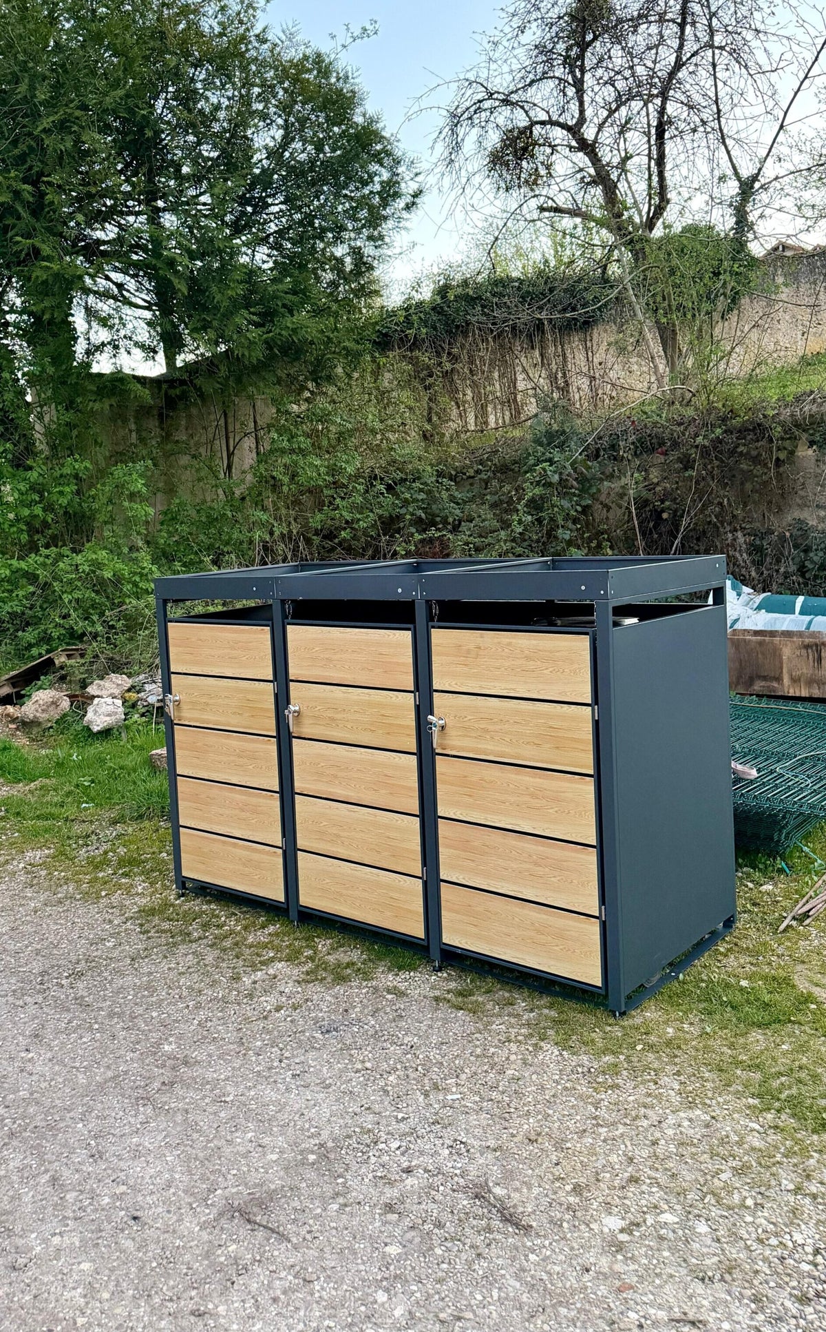 Abri Cache-Poubelle - 3 x 240L - Structure Métal - Couleur Chêne